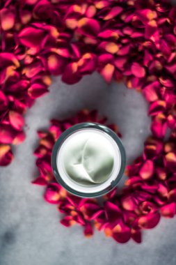 Luxe face krem ve gül yaprakları - çiçekli kozmetik güzellik kavramı, zarif görsel tarz