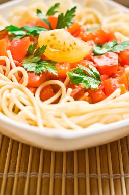 Spagetti domates soslu - makarna ve İtalyan mutfağı tarifleri kavramı, zarif görsel tarz