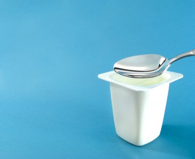 kavram - mavi arka plan, zarif görseller üzerinde doğal yoğurt süt ve rustik çiftlik yiyecek tarz