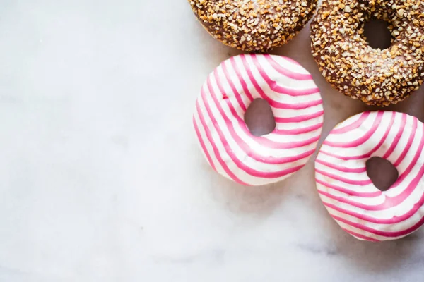 Beignets Colorés Pâtisserie Concept Style Alimentaire Sucré Visuels Élégants — Photo