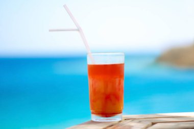 içecekler, kokteyller ve kutlama tasarımlı kavram - plaj, yaz, zarif görsel tatlı kokteyl