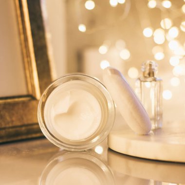 lüks kozmetik ürünleri, Anti-yaş nemlendirici - güzellik, kozmetik ve cilt bakım kavramı, zarif görsel tarz