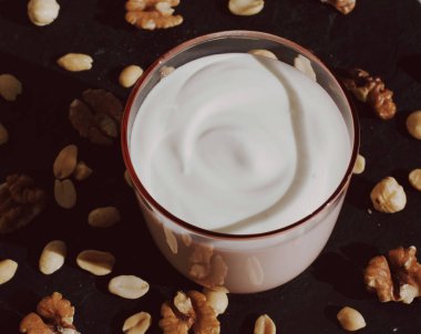 süt ve rustik çiftlik yiyecek konsepti - taze yoğurt ve fındık, zarif görsel tarz