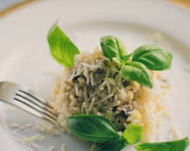 Avrupa ve Akdeniz yemekleri kavramı - mantarlı risotto tarifi, zarif görsel tarz