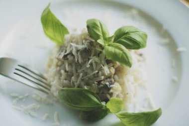 Avrupa ve Akdeniz yemekleri kavramı - mantarlı risotto tarifi, zarif görsel tarz