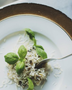 Avrupa ve Akdeniz yemekleri kavramı - mantarlı risotto tarifi, zarif görsel tarz