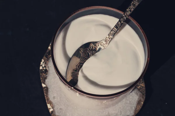 乳製品 素朴なファーム食品スタイル コンセプト 新鮮なクリーミーな白いヨーグルト エレガントな視覚効果 — ストック写真