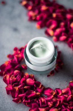 Luxe face krem ve gül yaprakları - çiçekli kozmetik güzellik kavramı, zarif görsel tarz