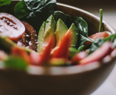 yeşil vejetaryen salata - diyet ve sağlıklı yemek tarifleri kavramı, zarif görsel tarz