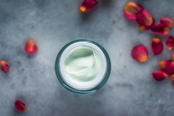 Crema Facial Lujo Pétalos Rosa Cosméticos Con Flores Estilo Concepto — Foto de Stock