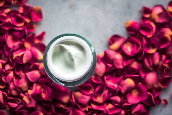 Mewah Wajah Krim Dan Mawar Kelopak Kosmetik Dengan Bunga Konsep — Stok Foto