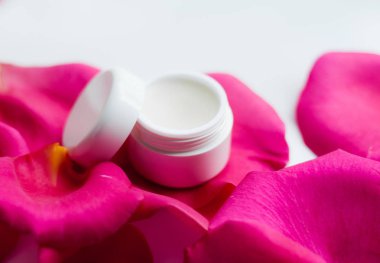 güzellik kremi kavanoz ve gül yaprakları - kozmetik çiçekli kavramı, zarif görsel tarz