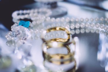 Takı ve Lüks güzel set, zarif görseller onun tasarımlı kavram - altın, elmas ve inci takı hediye