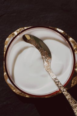 süt ve rustik çiftlik yiyecek konsepti - taze kremsi beyaz yoğurt, zarif görsel tarz