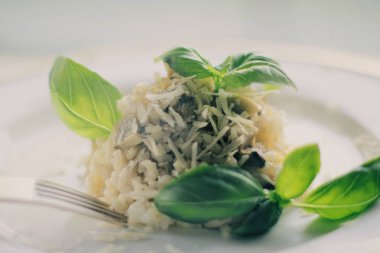 Avrupa ve Akdeniz yemekleri kavramı - mantarlı risotto tarifi, zarif görsel tarz