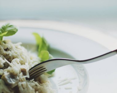 Avrupa ve Akdeniz yemekleri kavramı - mantarlı risotto tarifi, zarif görsel tarz