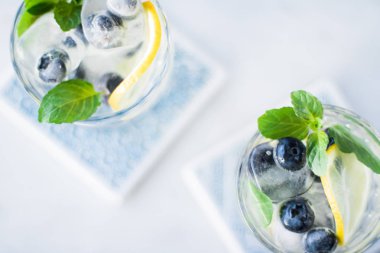 içecekler, kokteyller ve kutlama tasarımlı kavram - yaz kokteylleri misafir, ev partisi, zarif görseller için