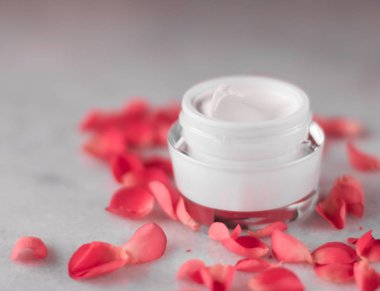 Luxe face krem ve gül yaprakları - çiçekli kozmetik güzellik kavramı, zarif görsel tarz