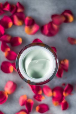 Luxe face krem ve gül yaprakları - çiçekli kozmetik güzellik kavramı, zarif görsel tarz