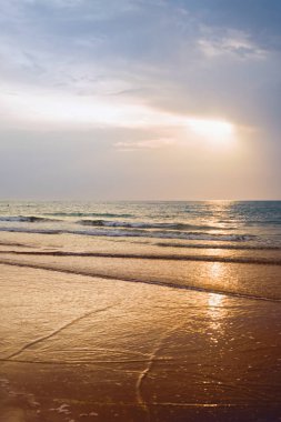 Plaj günbatımı - seyahat, deniz manzarası, tatil ve yaz tatil kavramı, zarif görseller