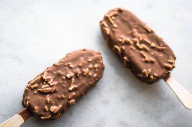 çikolatalı badem dondurma - pasta ve tatlı gıda kavramı, zarif görsel tarz