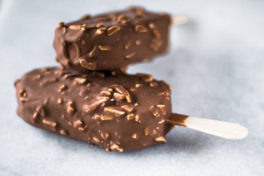 çikolatalı badem dondurma - pasta ve tatlı gıda kavramı, zarif görsel tarz