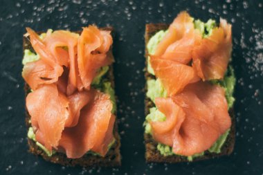 Füme somon sandviç - sağlıklı aperatifler ve ev yapımı yiyecek tasarımlı kavram, zarif görseller