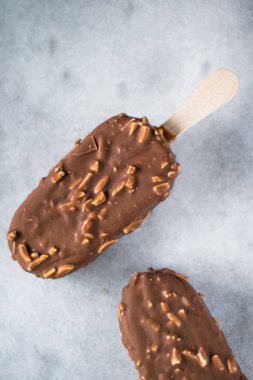 çikolatalı badem dondurma - pasta ve tatlı gıda kavramı, zarif görsel tarz