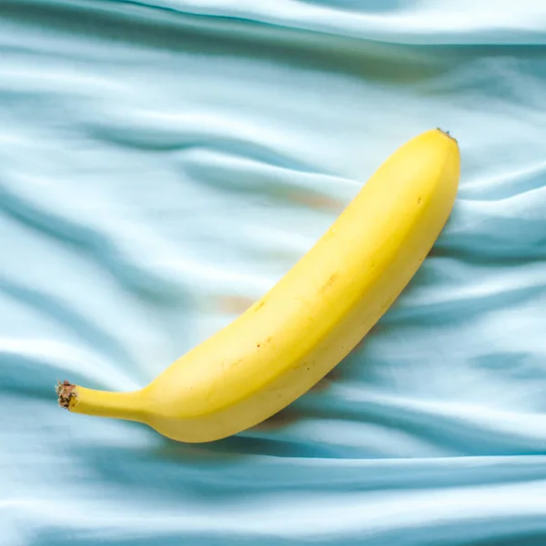 Mogen Banan Blå Bakgrund Färska Frukter Och Sunda Matvanor Stylad — Stockfoto