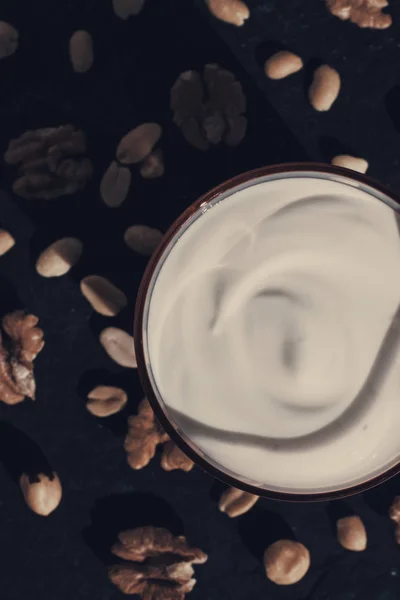 乳制品和乡村农场食品风格的概念 新鲜的酸奶和坚果 优雅的视觉效果 — 图库照片