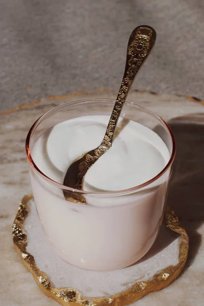 Milchwirtschaft Und Rustikales Konzept Frischer Cremiger Weißer Joghurt Elegante Optik — Stockfoto