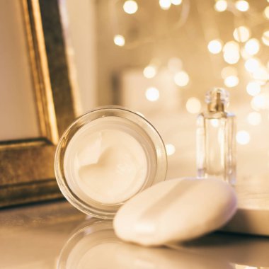 lüks kozmetik ürünleri, Anti-yaş nemlendirici - güzellik, kozmetik ve cilt bakım kavramı, zarif görsel tarz