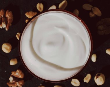 süt ve rustik çiftlik yiyecek konsepti - taze yoğurt ve fındık, zarif görsel tarz