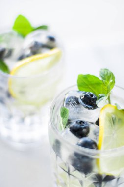 içecekler, kokteyller ve kutlama tasarımlı kavram - yaz kokteylleri misafir, ev partisi, zarif görseller için