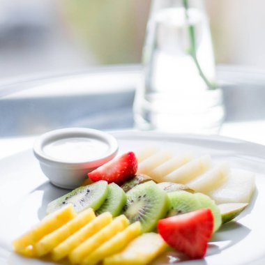 meyve tabağı servis - taze meyve ve sağlıklı beslenme kavramı, zarif görsel tarz