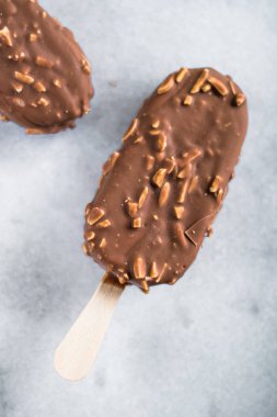 çikolatalı badem dondurma - pasta ve tatlı gıda kavramı, zarif görsel tarz