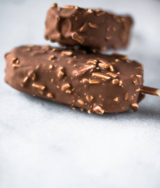 çikolatalı badem dondurma - pasta ve tatlı gıda kavramı, zarif görsel tarz