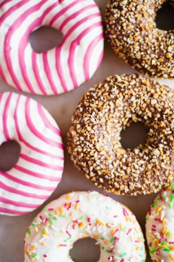 renkli donut - pasta ve tatlı gıda kavramı, zarif görsel tarz