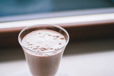 kakao muz smoothie - yemek tarifi sağlıklı kavramı, zarif görsel tarz.