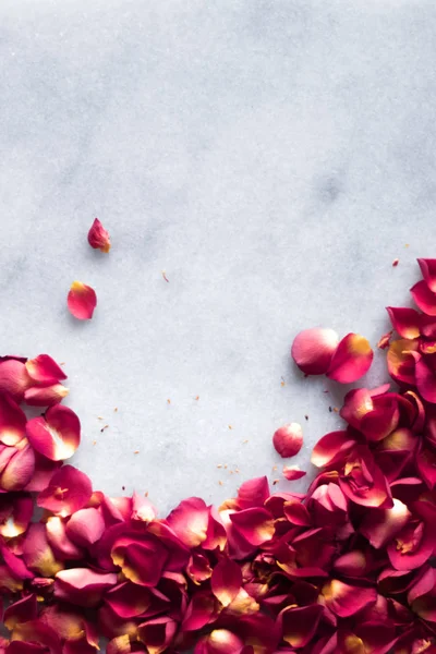 Pétales Rose Sur Marbre Flatlay Mariage Vacances Fond Floral Concept — Photo