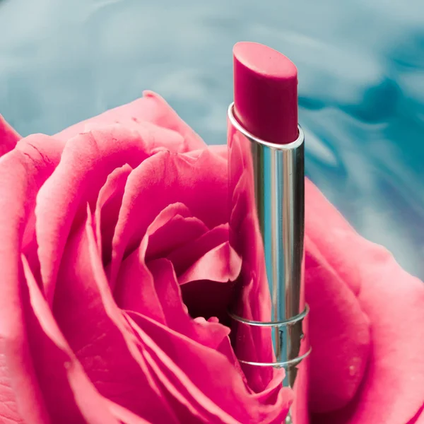 豪华的红色口红和一个美妙的玫瑰 化妆和化妆品风格的美容概念 优雅的视觉效果 — 图库照片
