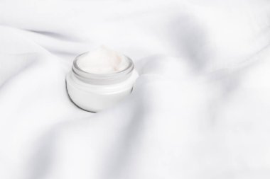 Lüks yüz kremi yumuşak ipek - yaşlanma karşıtı ürünler, kozmetik ve güzellik kavramı, zarif görsel tarz