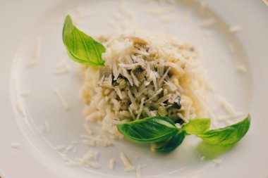 Avrupa ve Akdeniz yemekleri kavramı - mantarlı risotto tarifi, zarif görsel tarz