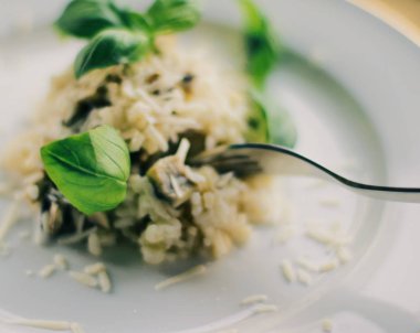 Avrupa ve Akdeniz yemekleri kavramı - mantarlı risotto tarifi, zarif görsel tarz