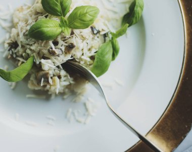 Avrupa ve Akdeniz yemekleri kavramı - mantarlı risotto tarifi, zarif görsel tarz