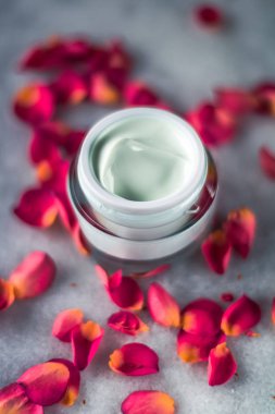 Luxe face krem ve gül yaprakları - çiçekli kozmetik güzellik kavramı, zarif görsel tarz