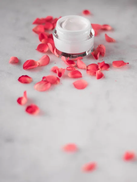 Luxe Face Creme Pétalas Rosa Cosméticos Com Flores Estilo Conceito — Fotografia de Stock