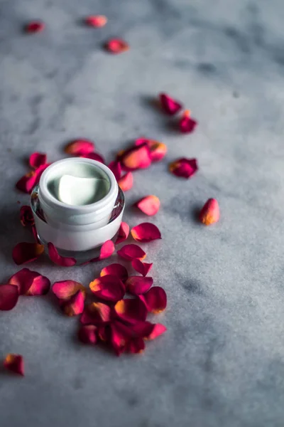 Luxe 꽃으로 화장품 우아한 시각적 스타일 — 스톡 사진