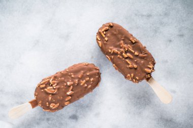 çikolatalı badem dondurma - pasta ve tatlı gıda kavramı, zarif görsel tarz