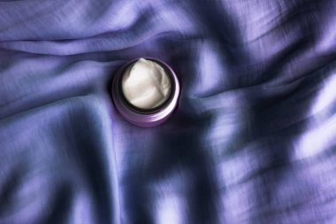 Lüks yüz kremi yumuşak ipek - yaşlanma karşıtı ürünler, kozmetik ve güzellik kavramı, zarif görsel tarz